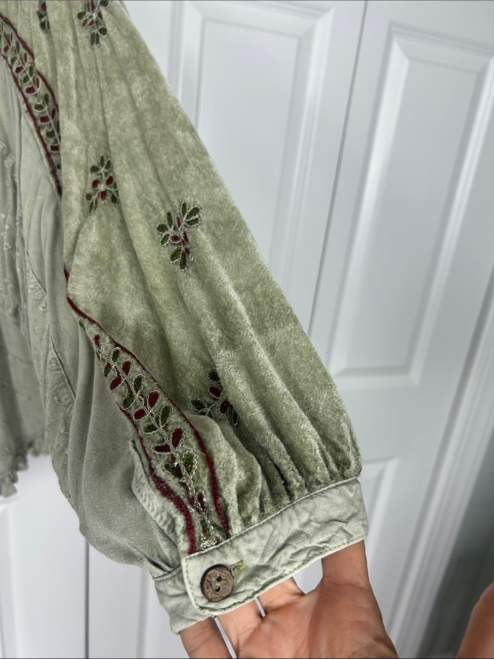 Young Threads Vintage Olive Embroidered Button-Front Top Size Large - Picture 7 of 8